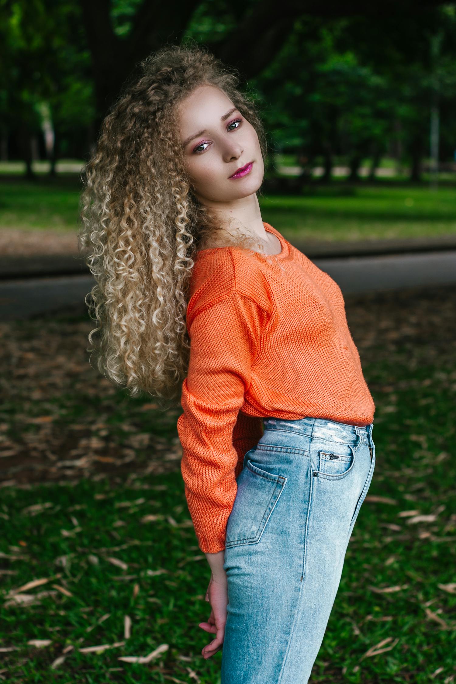 黑白艺术，欧美风格手机壁纸中的优雅女性形象
